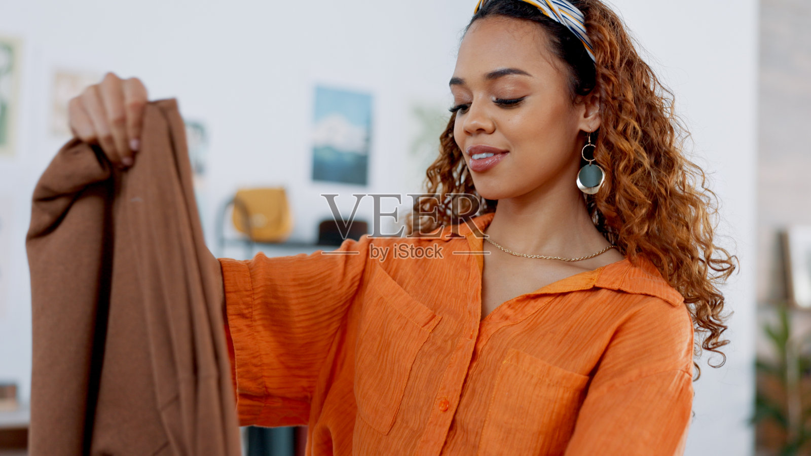 时尚，工业和妇女包装服装的运输或交付与小型企业。电子商务、创业公司和年轻的女性设计师，在她的精品店、商店或商店里有订单、包裹或包裹。照片摄影图片