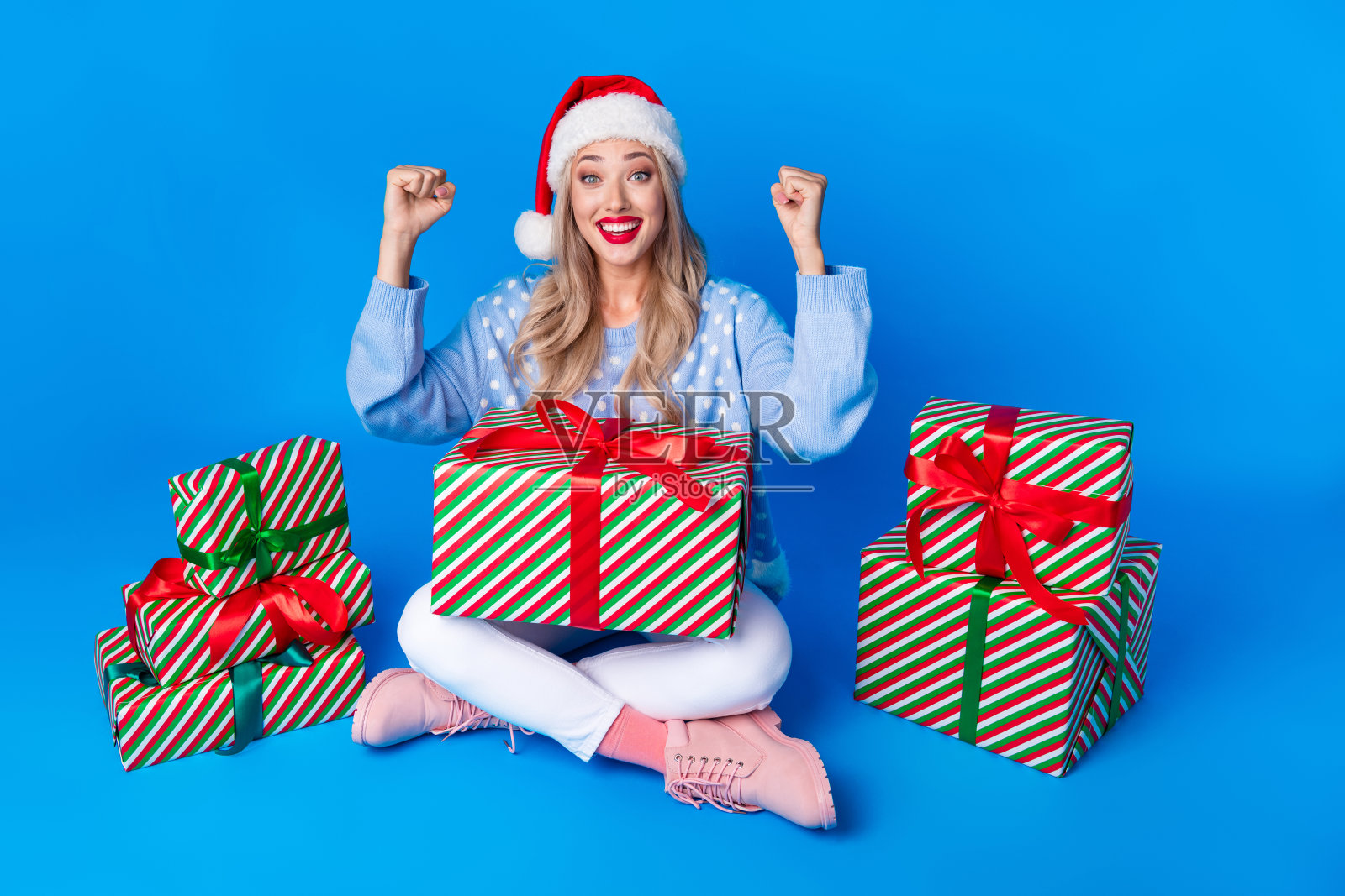 全身女干部欢迎会欢迎会气氛销售寒假广告孤立在蓝色背景上照片摄影图片