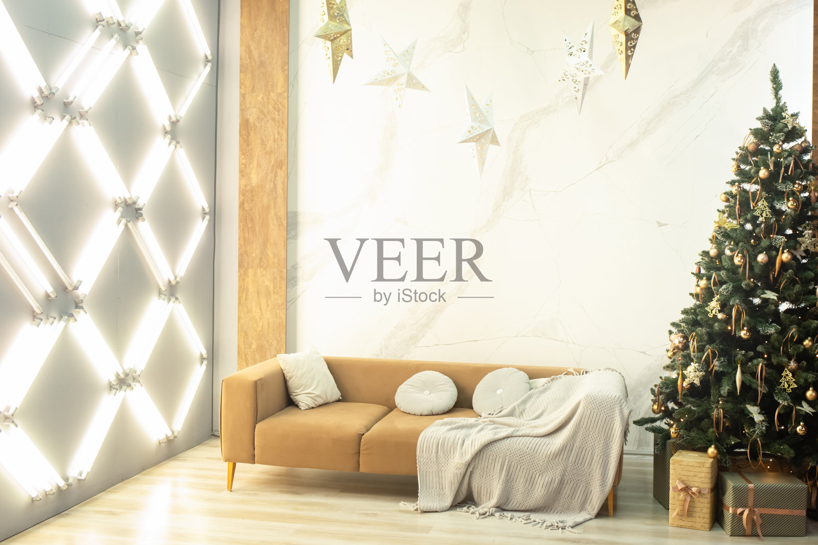 圣诞树在美丽的室内。装饰圣诞树软黄灯与散景效果的背景。节日构图与冷杉闪闪发光的背景，新年装饰。靠近点，复制空间。模糊的背景照片摄影图片