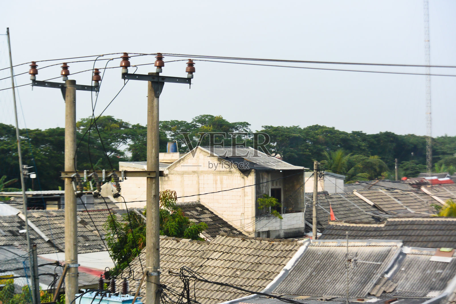 城镇边缘的住宅屋顶瓦片照片摄影图片