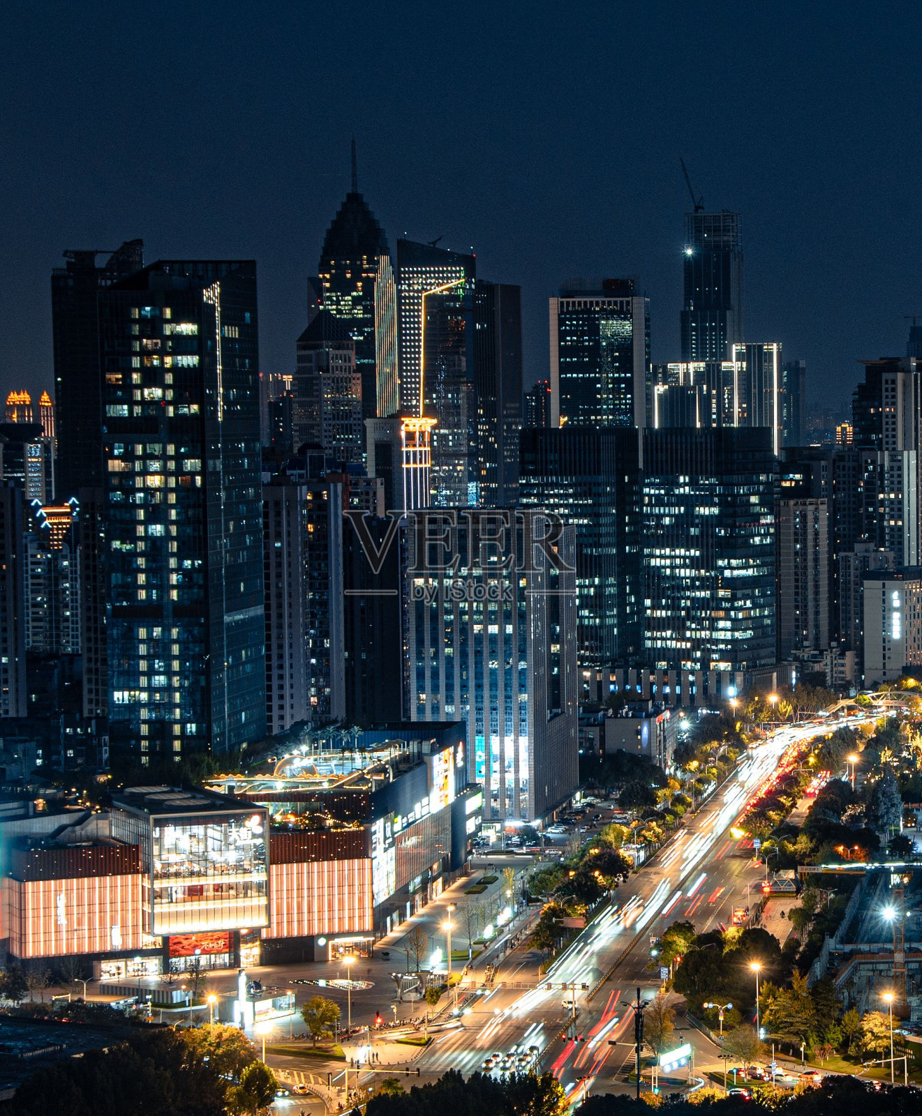 中国武汉繁华城市的空中夜景，以摩天大楼为特色。照片摄影图片