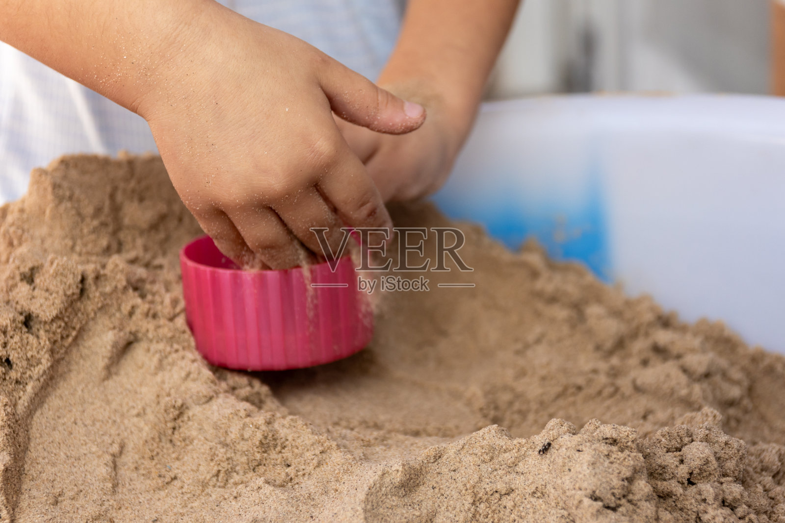 玩沙的小孩照片摄影图片