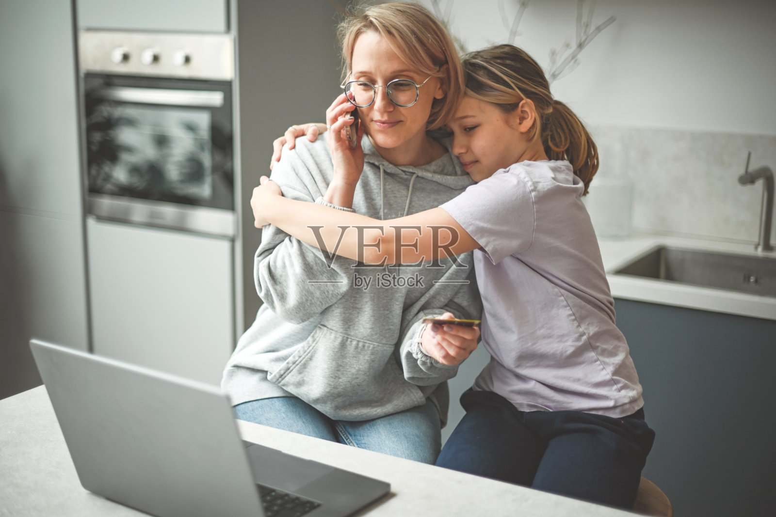 母女(带笔记本电脑)照片摄影图片