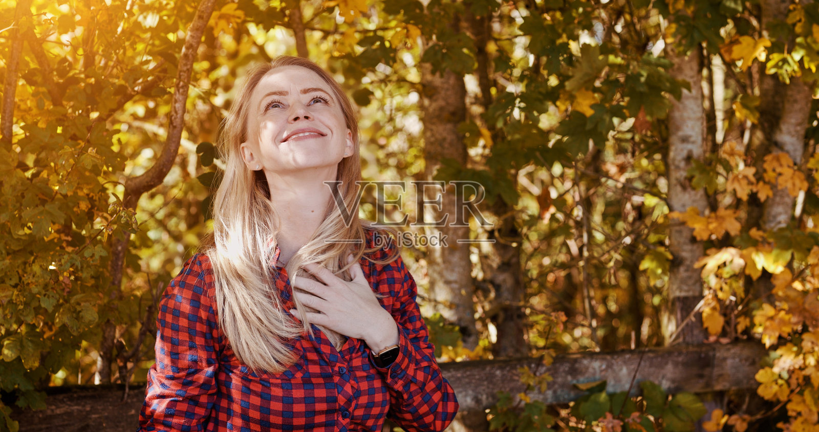 户外，思考和女人带着微笑，休息和健康带着快乐，放松和开朗。秋天，森林和树林与女孩，镜头闪耀与自然与环境，树木和思想与喜悦照片摄影图片