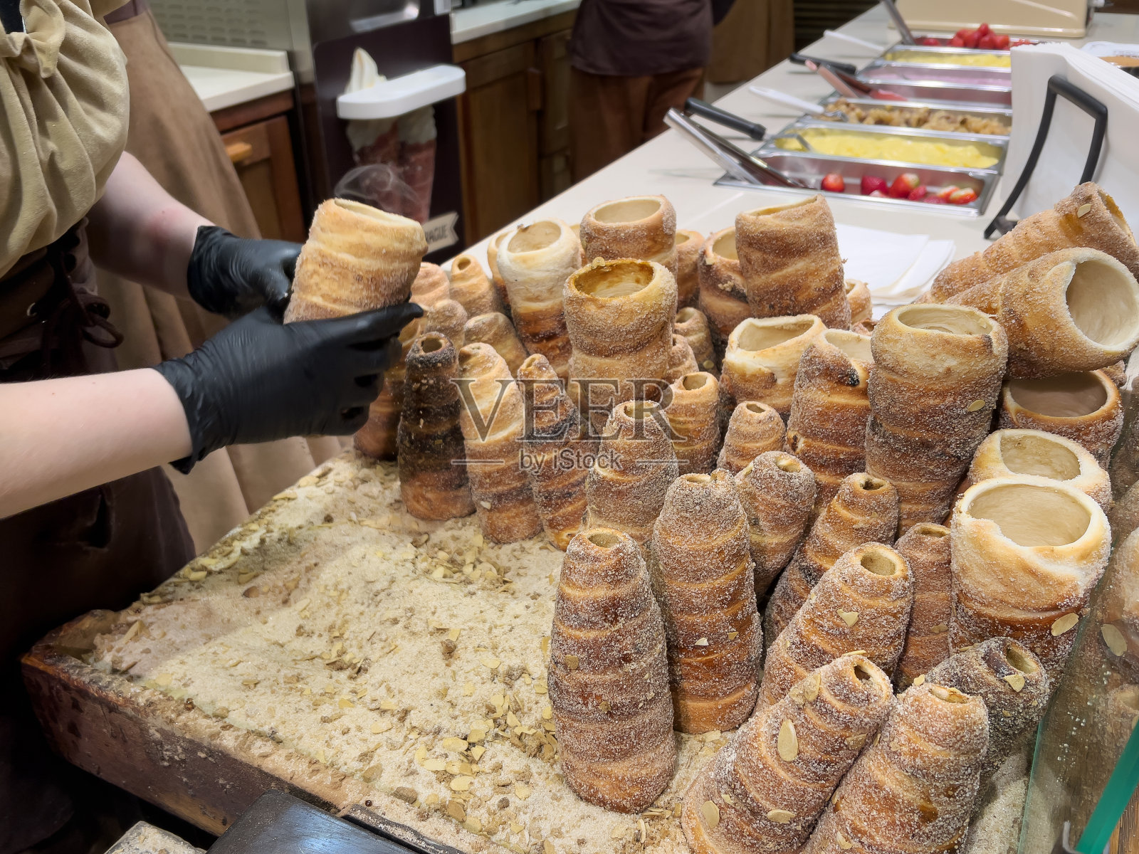 选择性地将注意力集中在一个带有传统捷克香烟的柜台上照片摄影图片