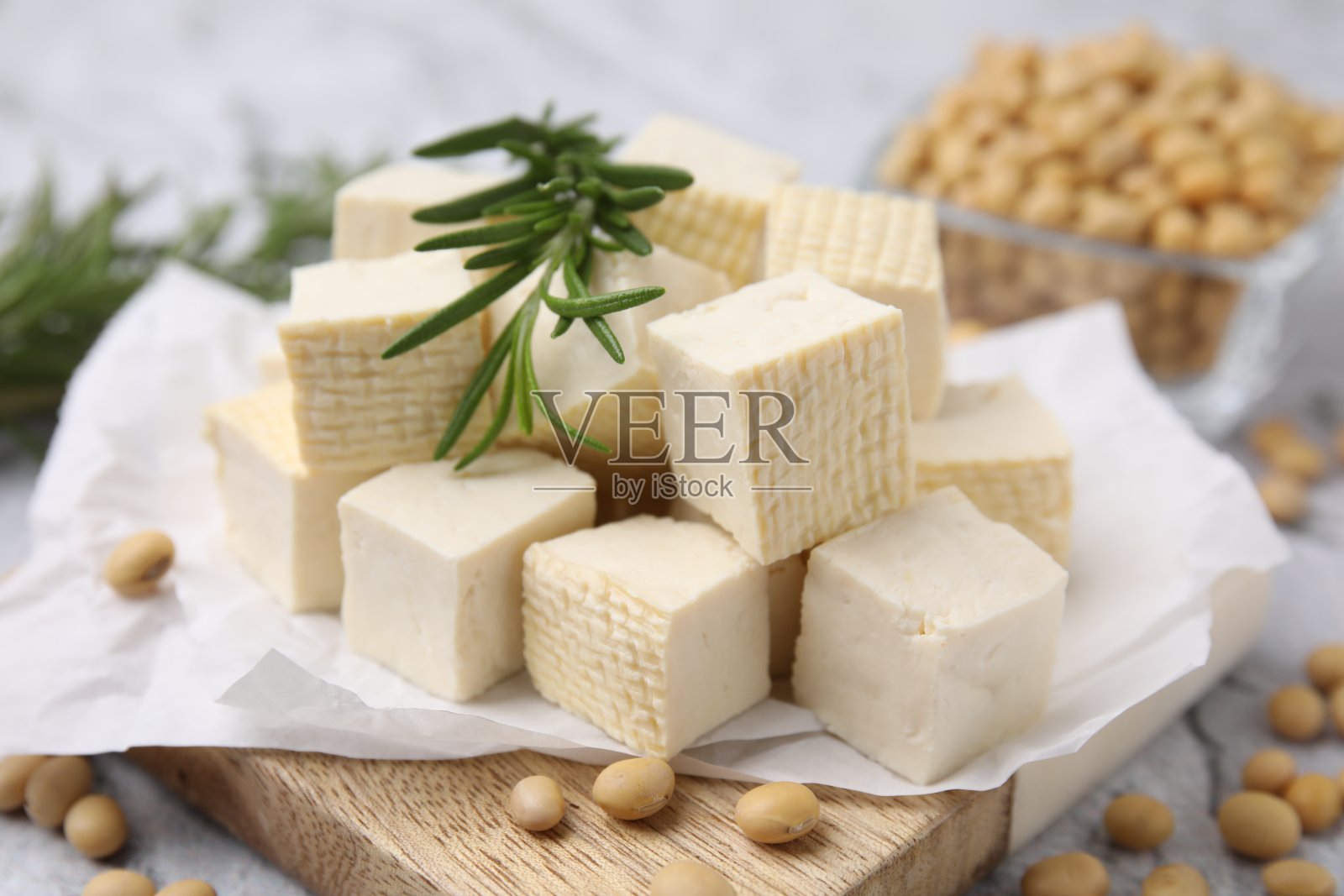 美味的豆腐奶酪，迷迭香和大豆放在木板上，特写照片摄影图片