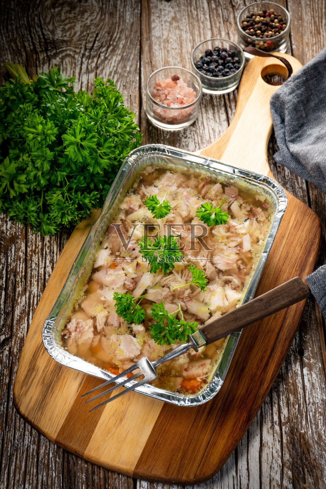 果冻和鸡丝放在模具里。照片摄影图片