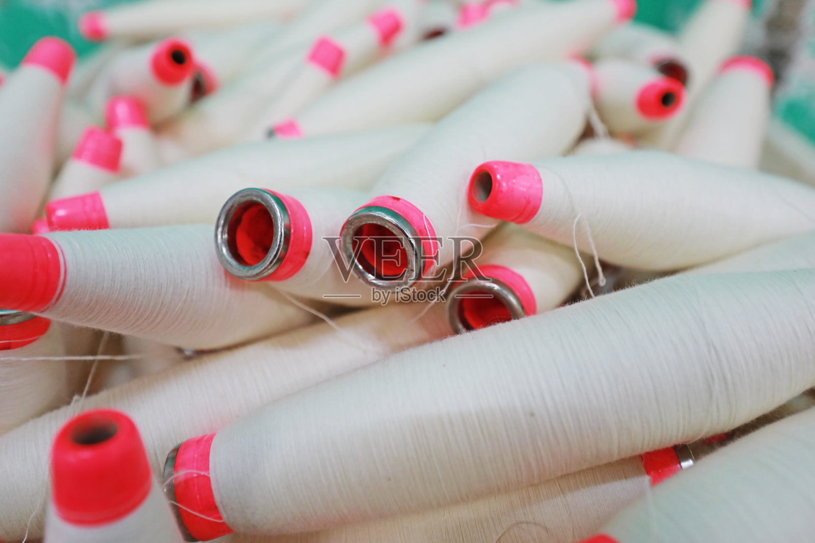 棉纱堆积在纺纱厂里照片摄影图片