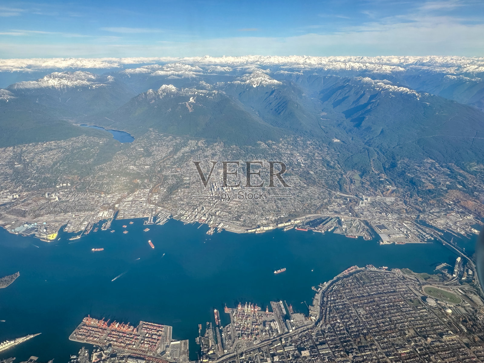 卑诗省低陆平原的伯拉德湾及其港口设施鸟瞰图照片摄影图片