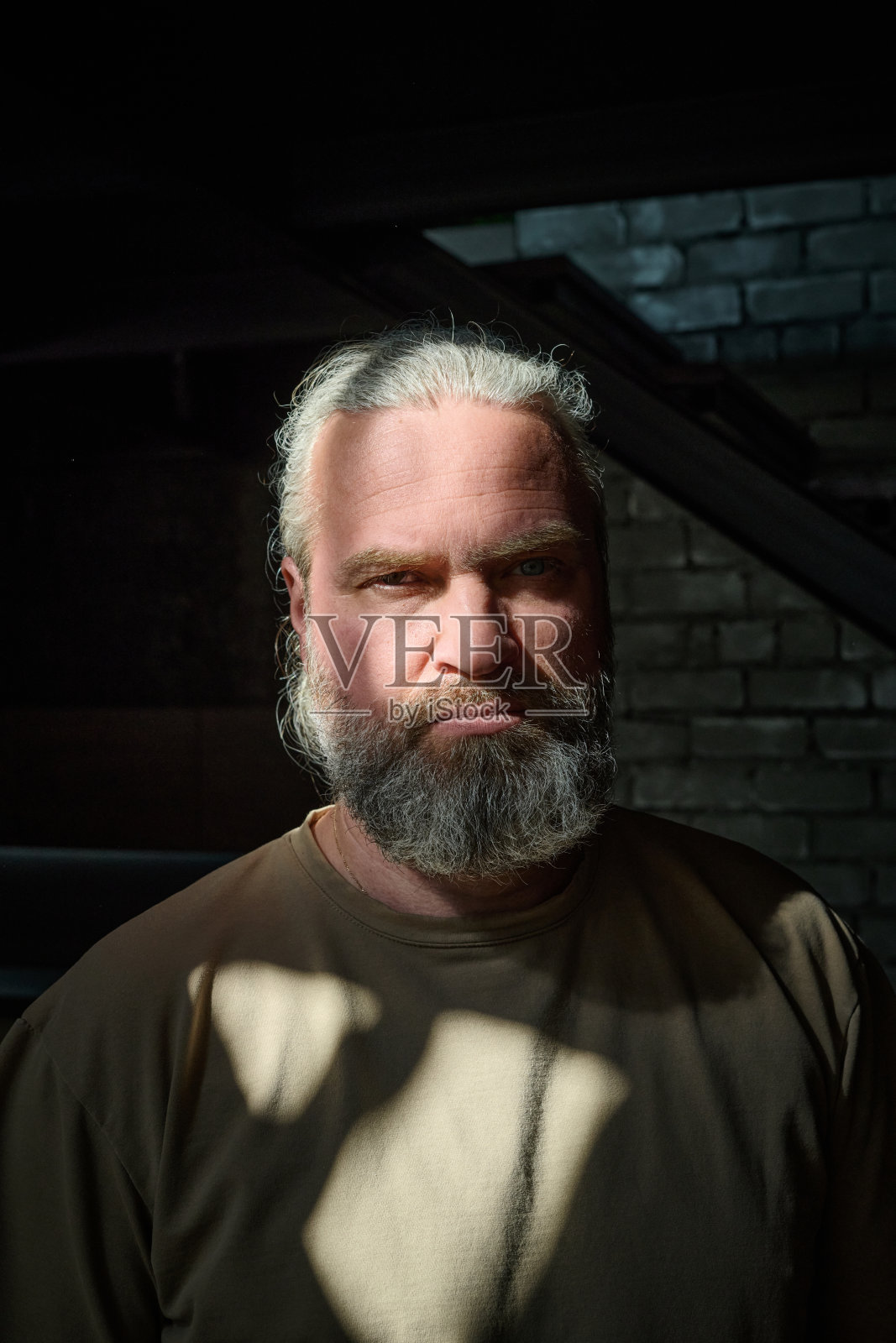 独自一人呆在家里的中年男人照片摄影图片