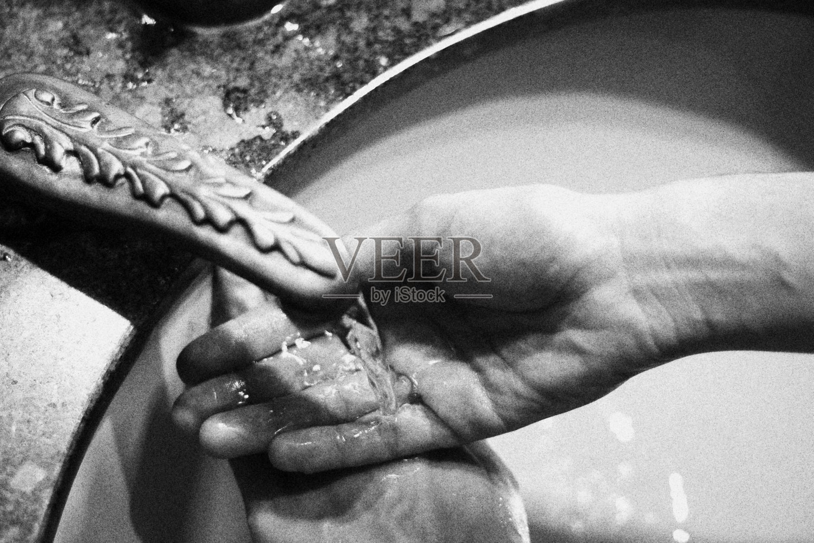 洗手的人。单色黑白调照片摄影图片