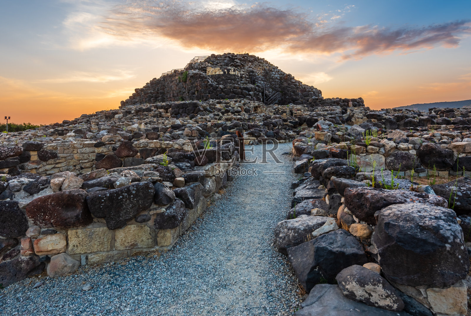 日落时撒丁岛上苏努拉西迪巴鲁米尼的青铜时代堡垒，联合国教科文组织世界遗产照片摄影图片