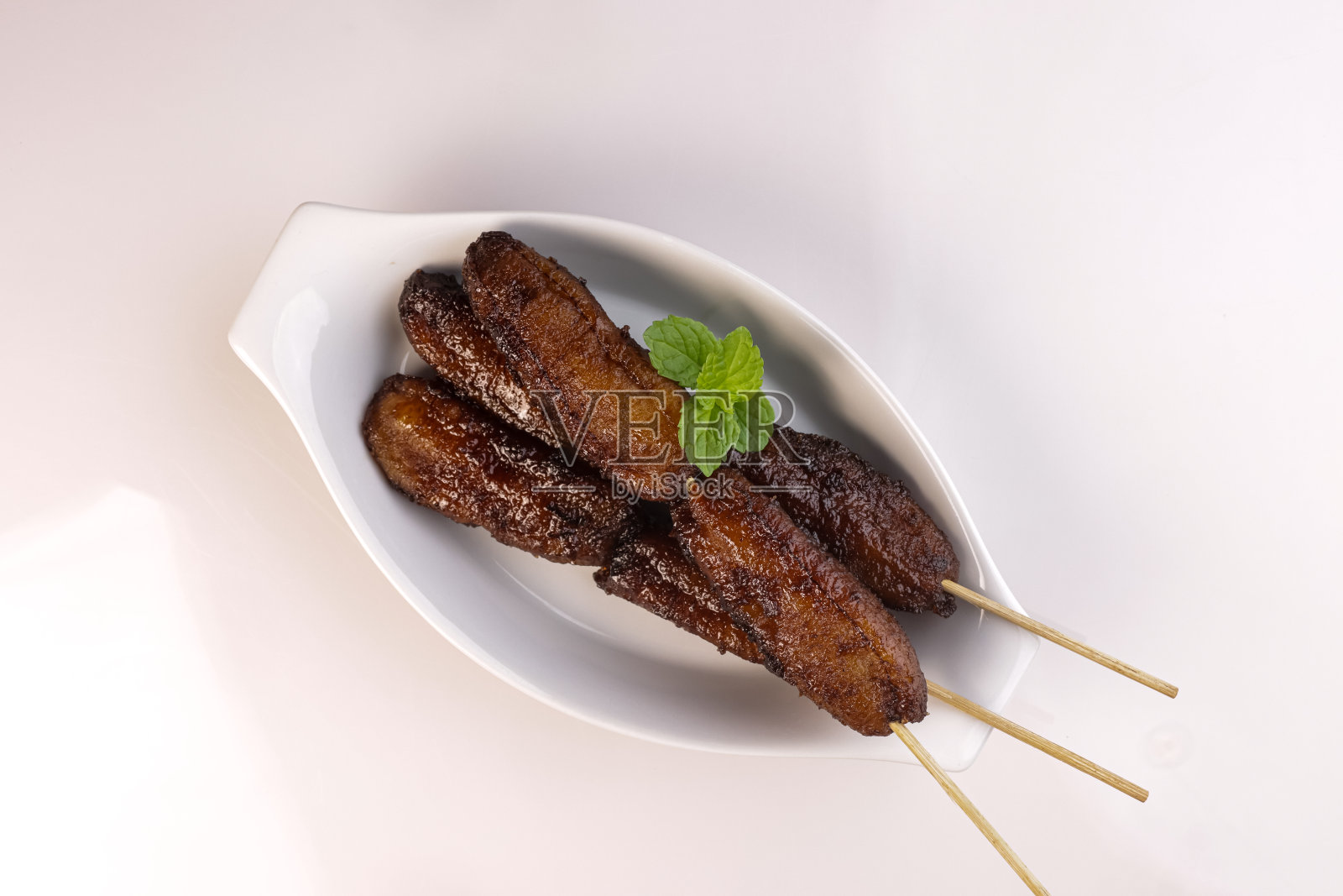 香蕉串或香蕉Q是一种来自菲律宾的受欢迎的街头小吃，用红糖包裹的大蕉串(Saba)香蕉照片摄影图片