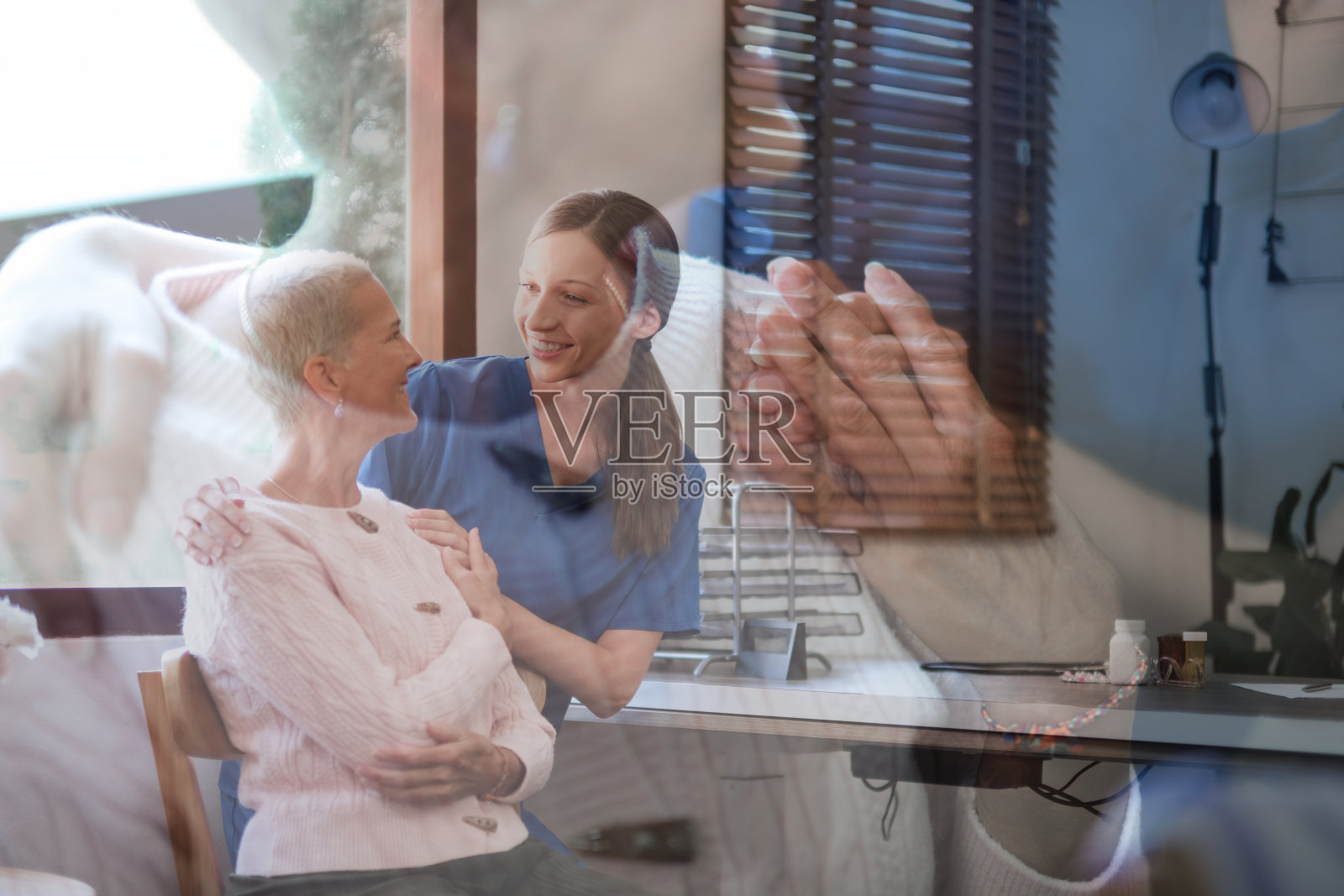 双重暴露理疗师护理人员与妇女病人在家进行健康检查。概念家庭保健护士，在家为老年人提供物理治疗照片摄影图片