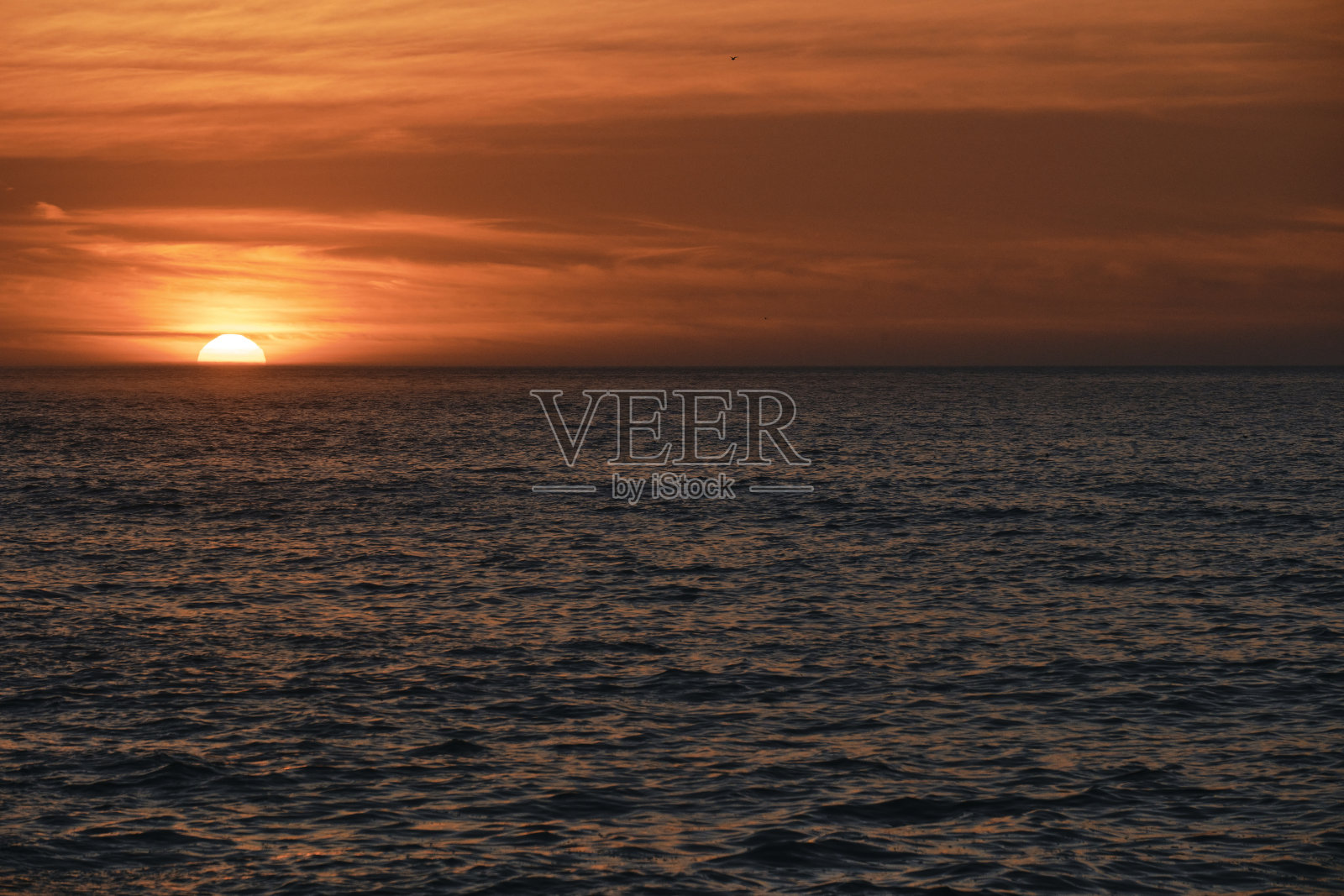 九月初的日落在康沃尔郡纽基的菲斯特拉尔海滩。照片摄影图片