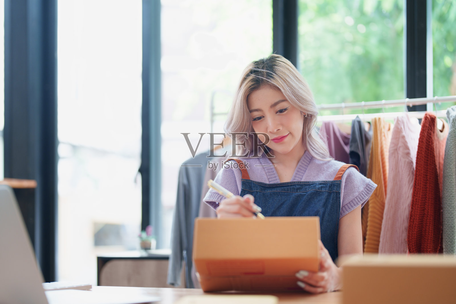 创业肖像中小企业主，家族企业检查网上订单销售产品工作与盒子自由职业者在家办公，中小企业网上创业的中小企业照片摄影图片