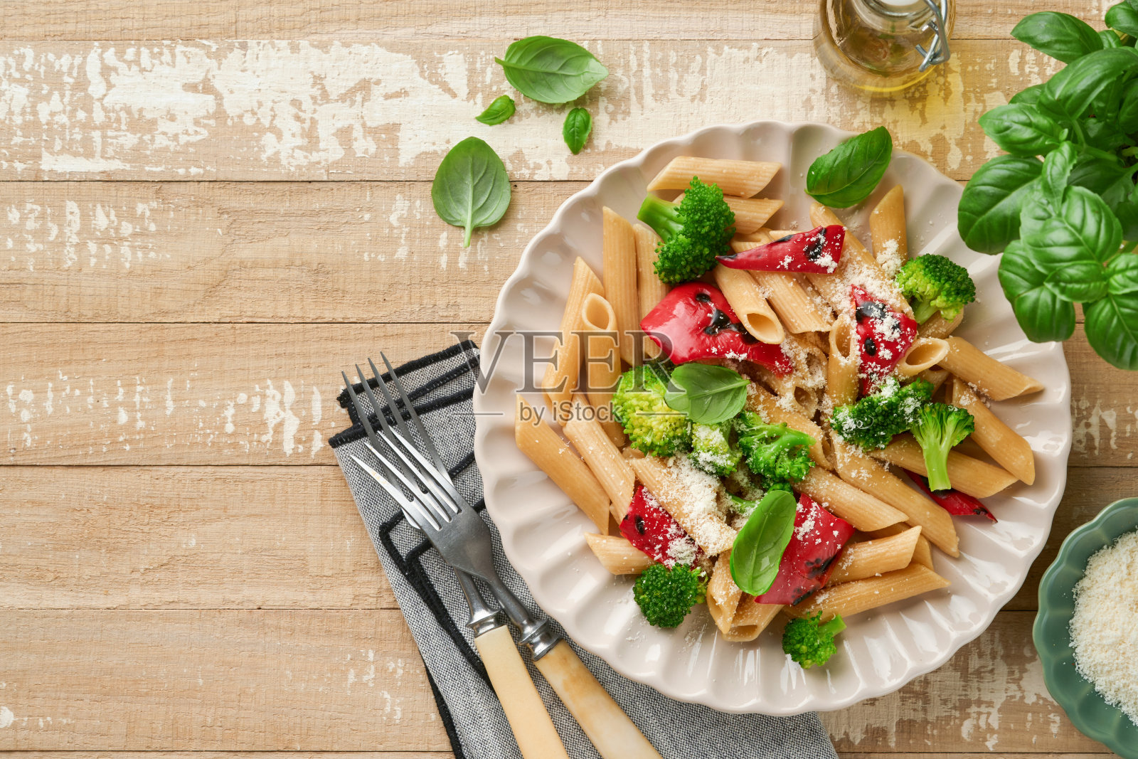 全谷物意大利面配西兰花和红烤甜椒。素食面食。传统的意大利菜。平的。副本的空间。照片摄影图片
