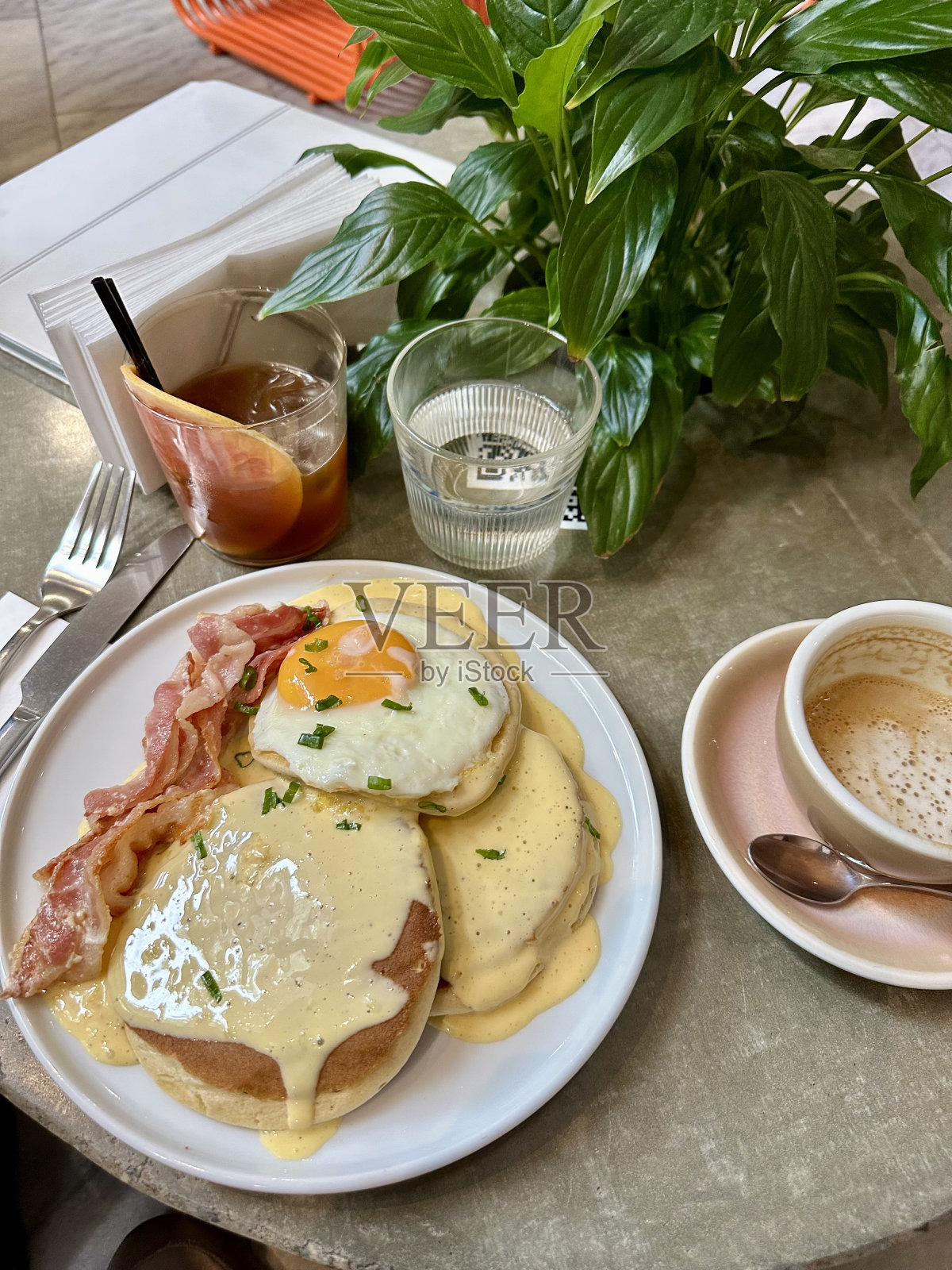 在咖啡馆吃早餐，有鸡蛋、培根和咖啡照片摄影图片