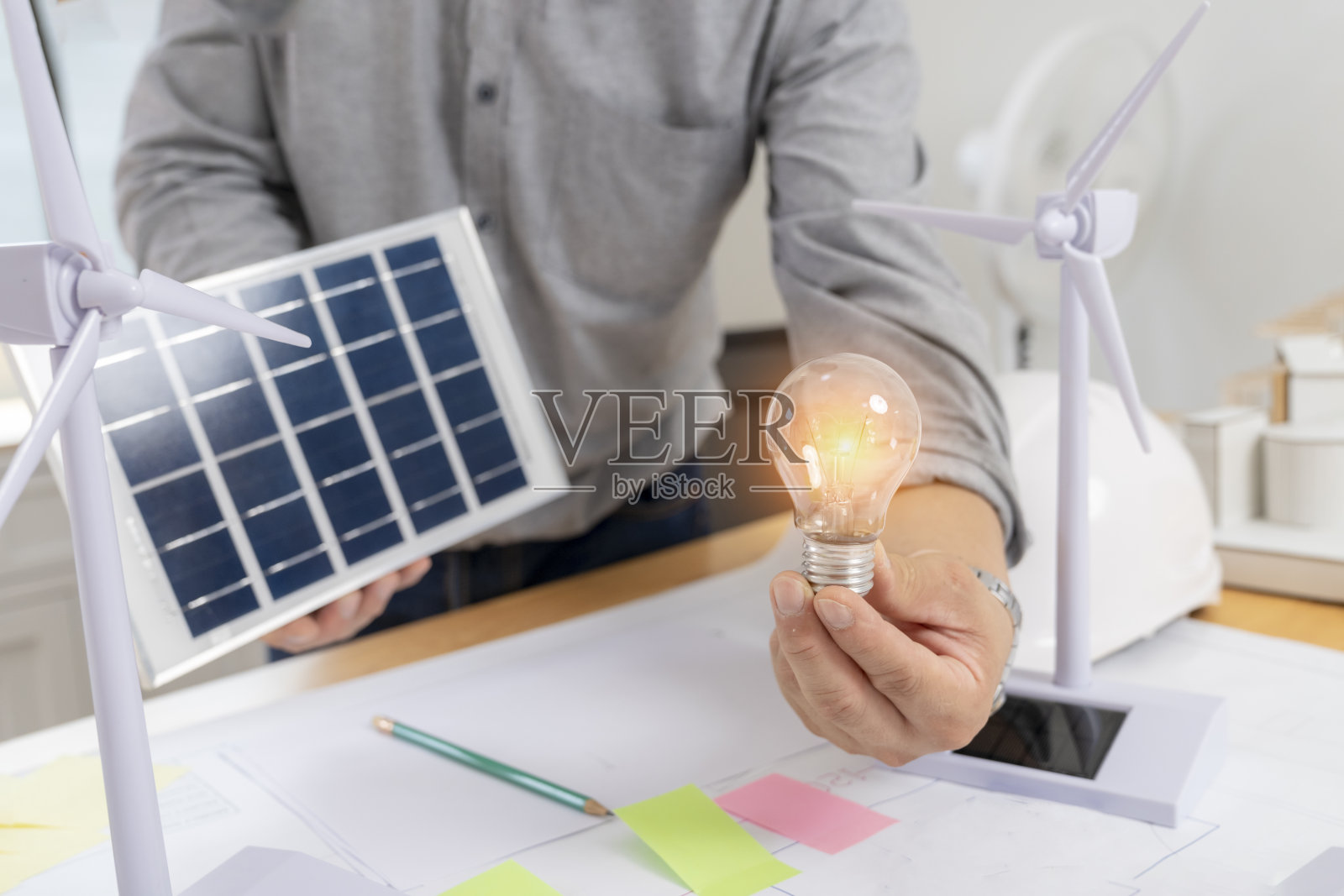 建筑师工作设计采用可再生绿色能源。照片摄影图片