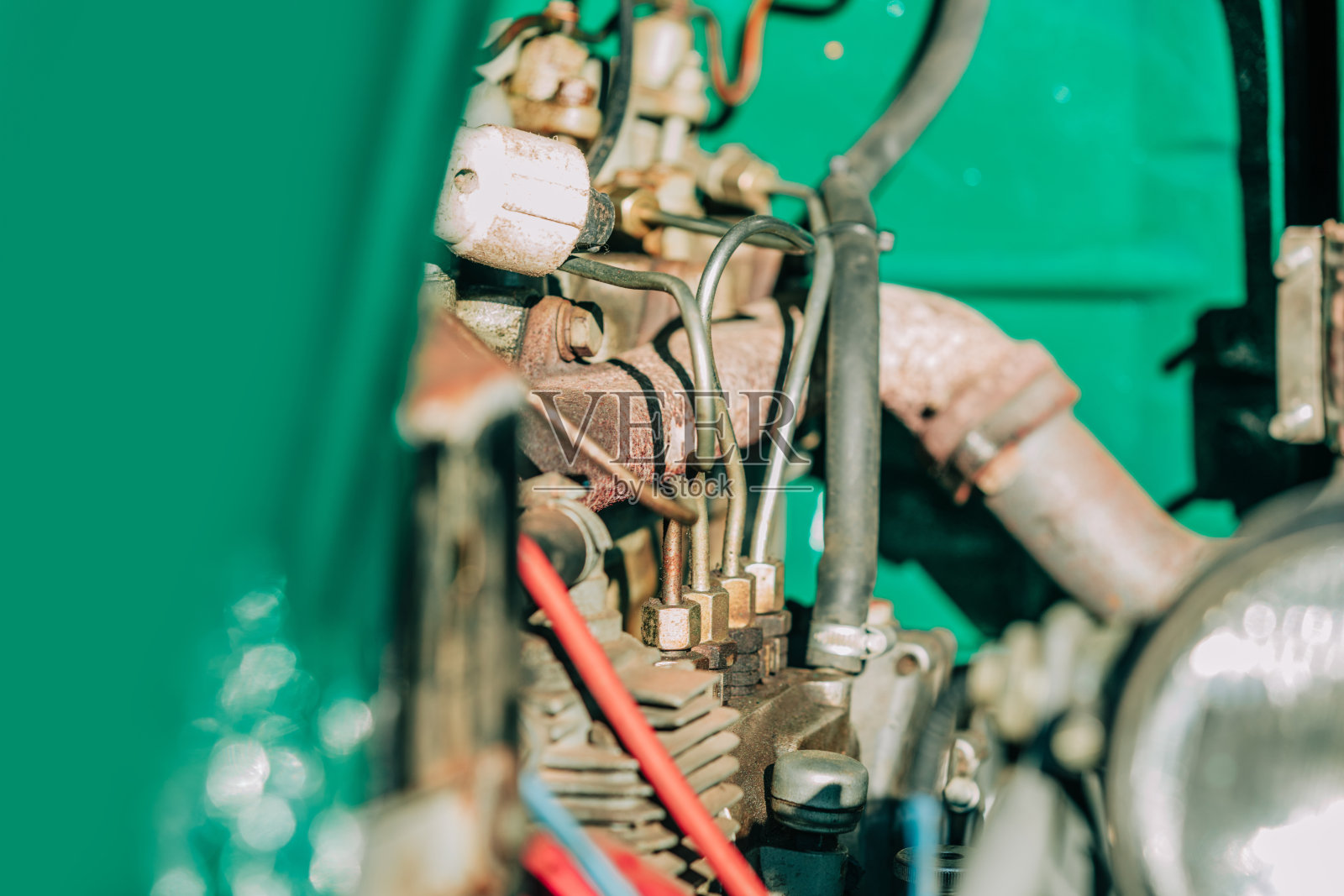 在波兰的一个村庄里，老式拖拉机正在修理中照片摄影图片