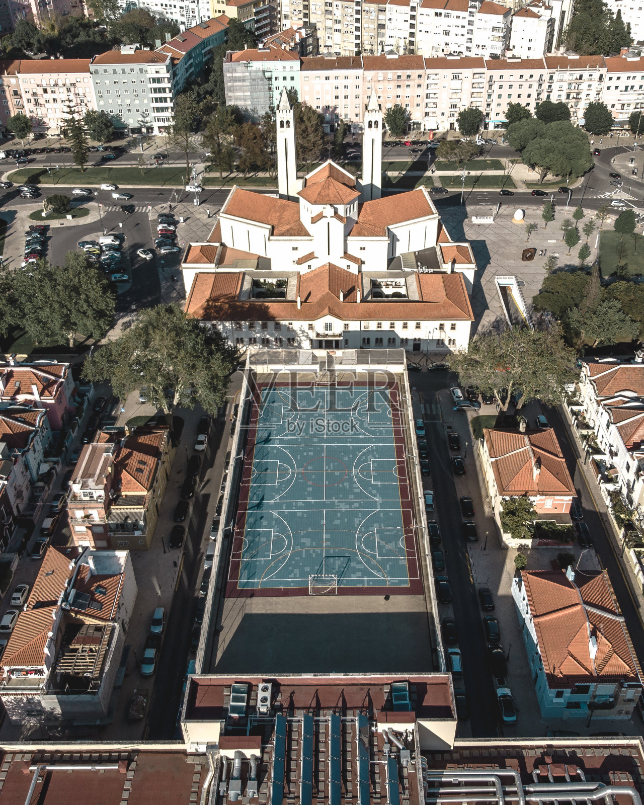 无人机拍摄的有体育设施的城镇屋顶照片摄影图片