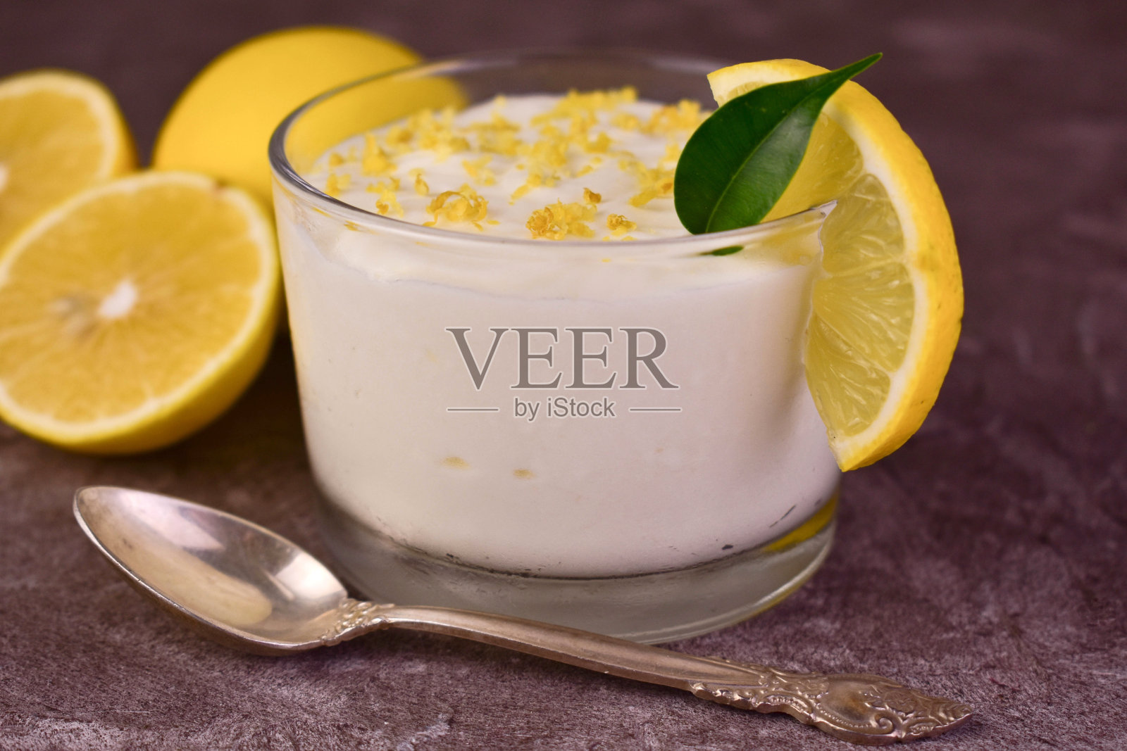 甜酸奶油柠檬杯甜点。特写镜头。照片摄影图片