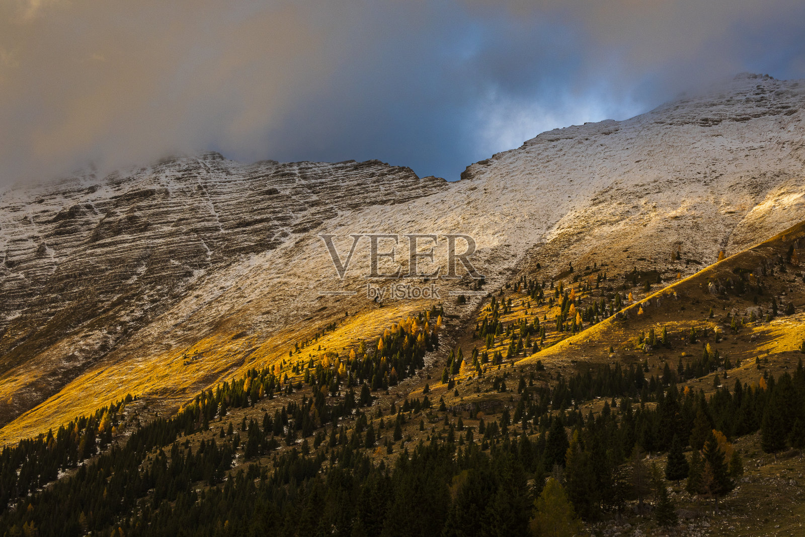在阿尔托皮亚诺德尔蒙塔西奥散步照片摄影图片