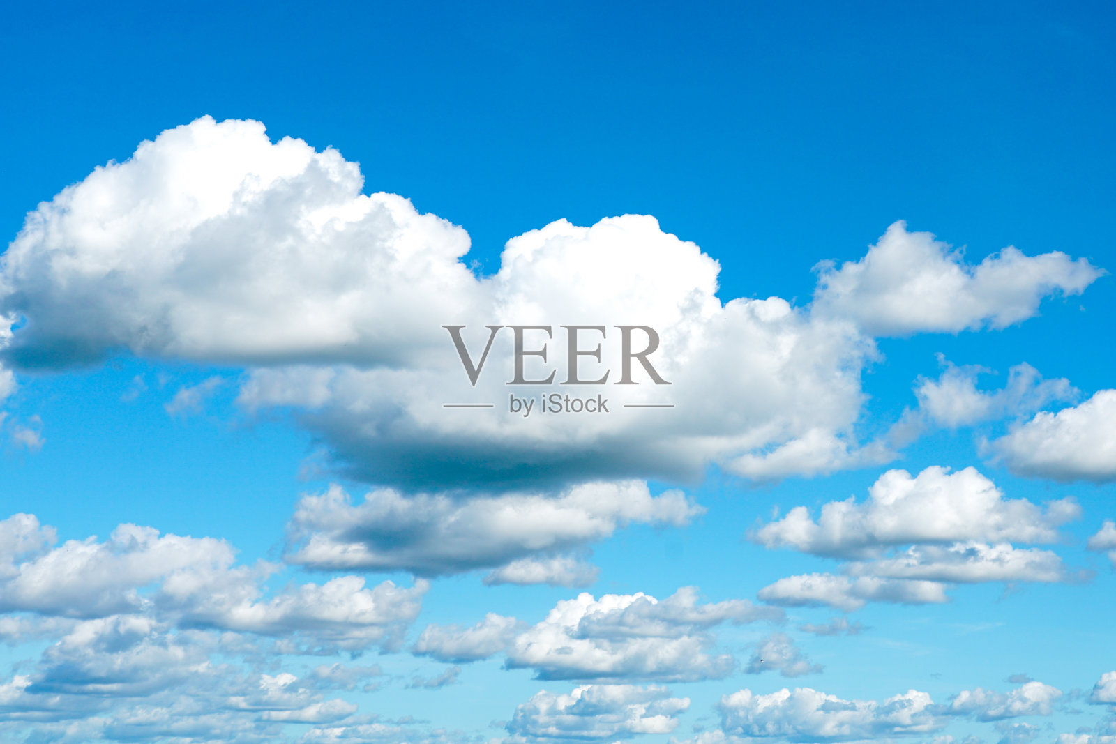 清澈的蓝天与许多白色蓬松的积云与空间的文字背景照片摄影图片