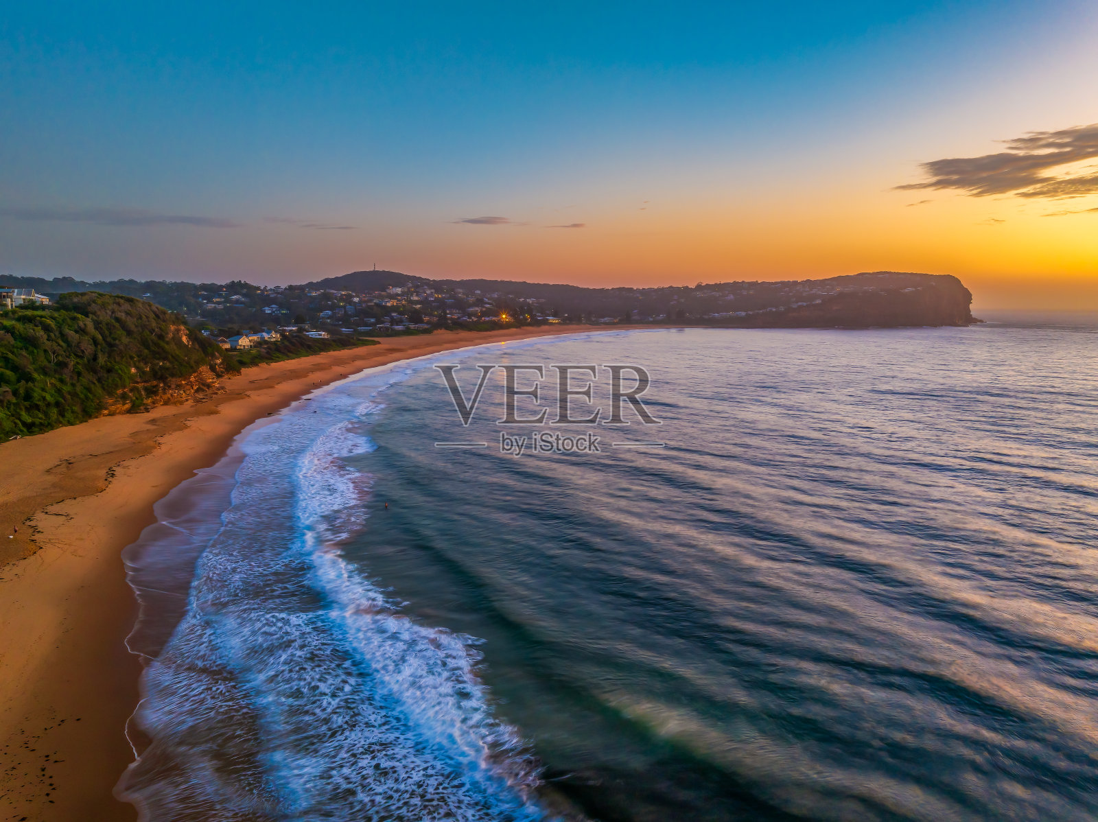 海边的日出和云彩照片摄影图片