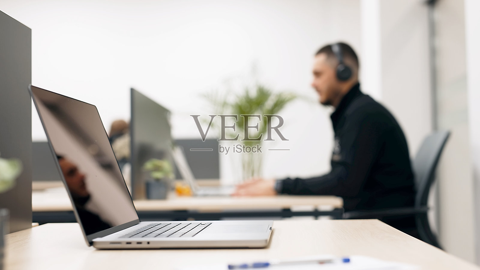 博客，与订阅者一起直播事件。一个戴着无线耳机的年轻人通过视频通话与客户、朋友或订户进行商务或个人对话照片摄影图片