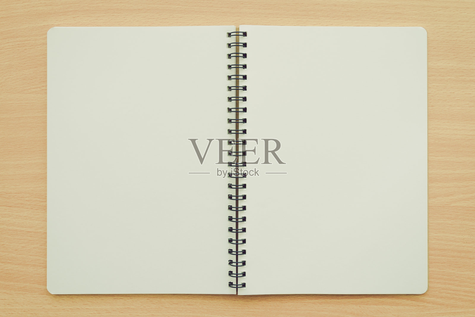 空白螺旋笔记本在木桌背景上复制空间。照片摄影图片