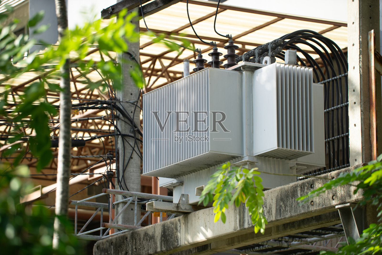 变压器是配电系统中用于传输电能的重要部件照片摄影图片