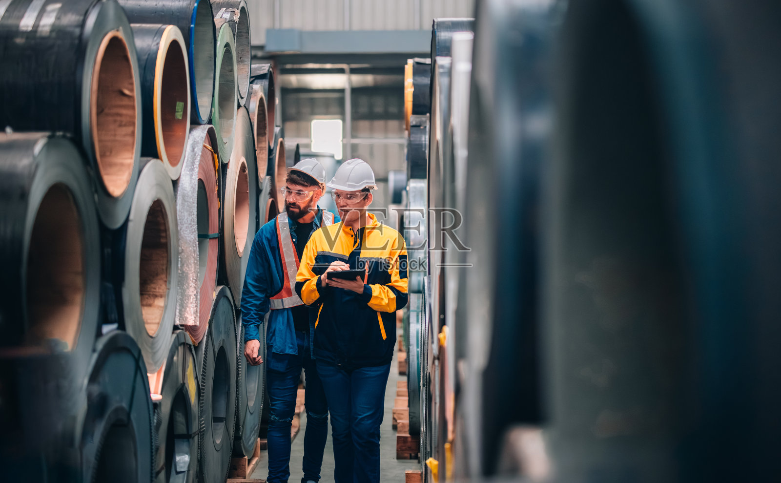 钣金工人进行例行的质量检查，加强对屋顶基础设施的保证照片摄影图片