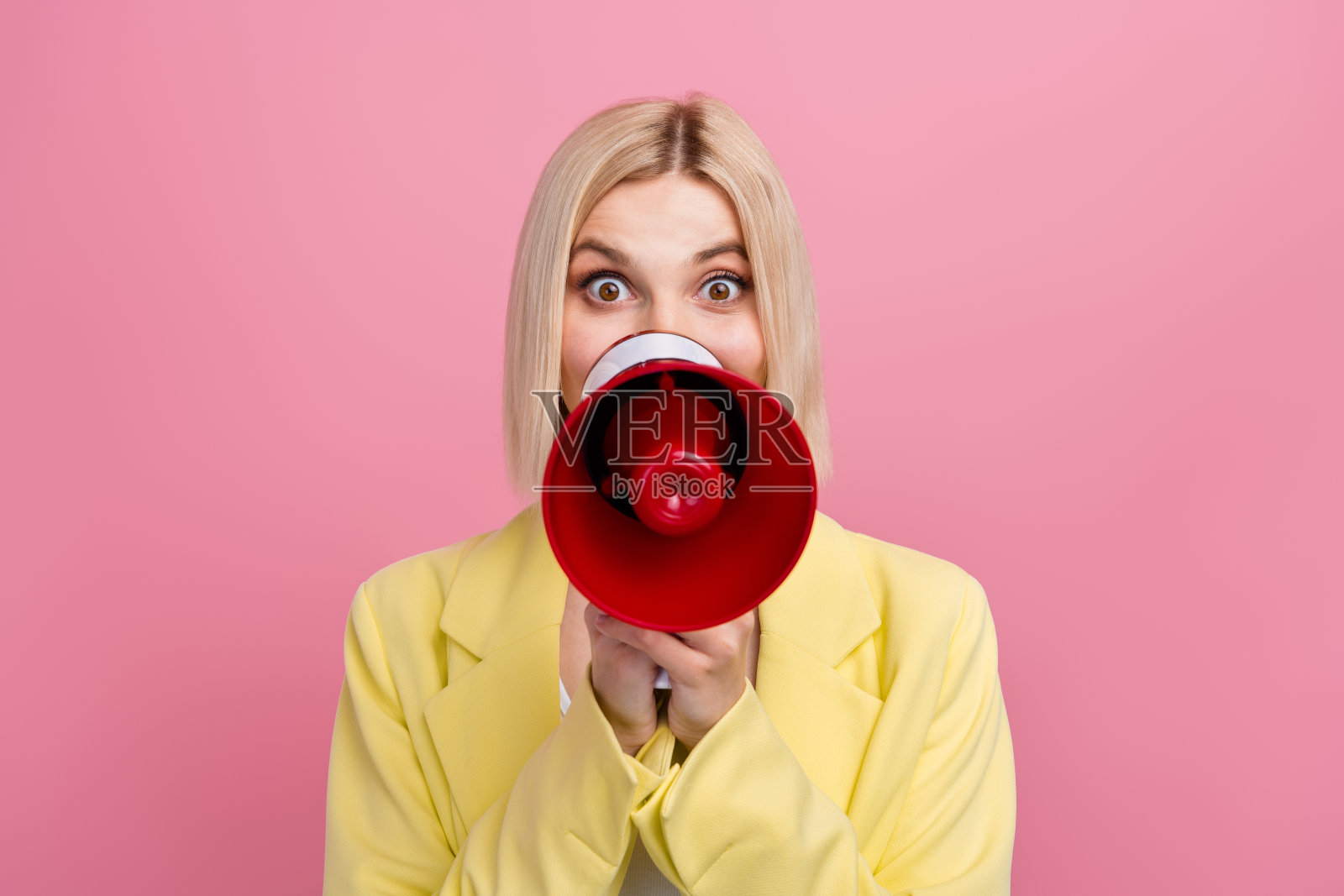 优雅的好人的肖像，手握沟通扬声器隔离在粉红色的背景照片摄影图片