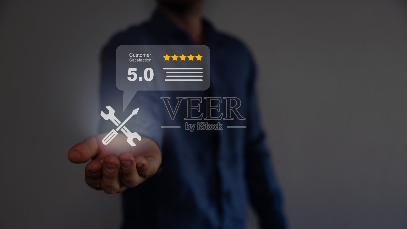 在餐厅背景上，手触摸和做标记为五颗黄色星星，对优质的食物和服务的最佳客户满意度和评价。客户评论的最佳评分评估。照片摄影图片