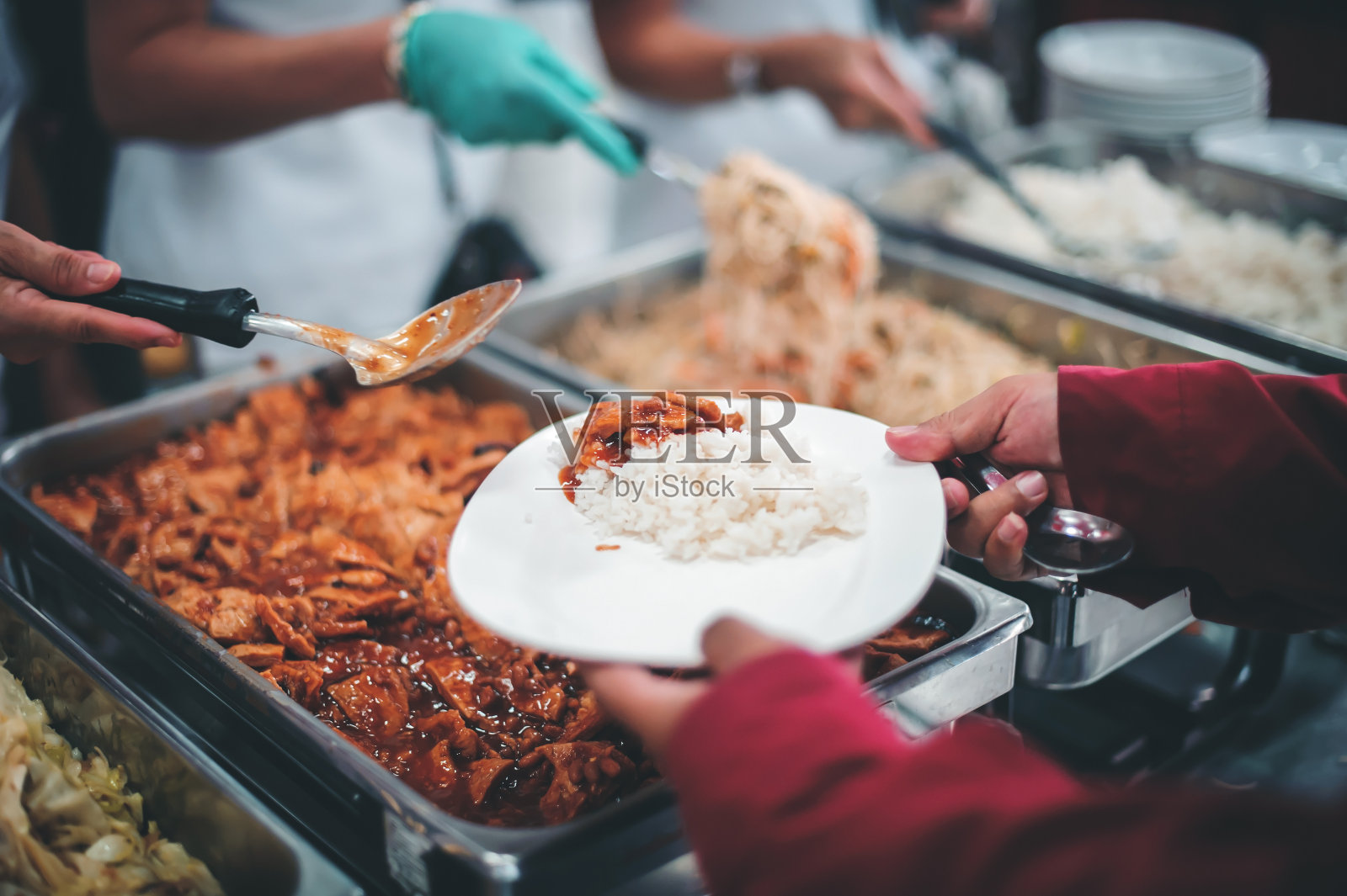 富人的手把食物给穷人的手，分享的概念照片摄影图片