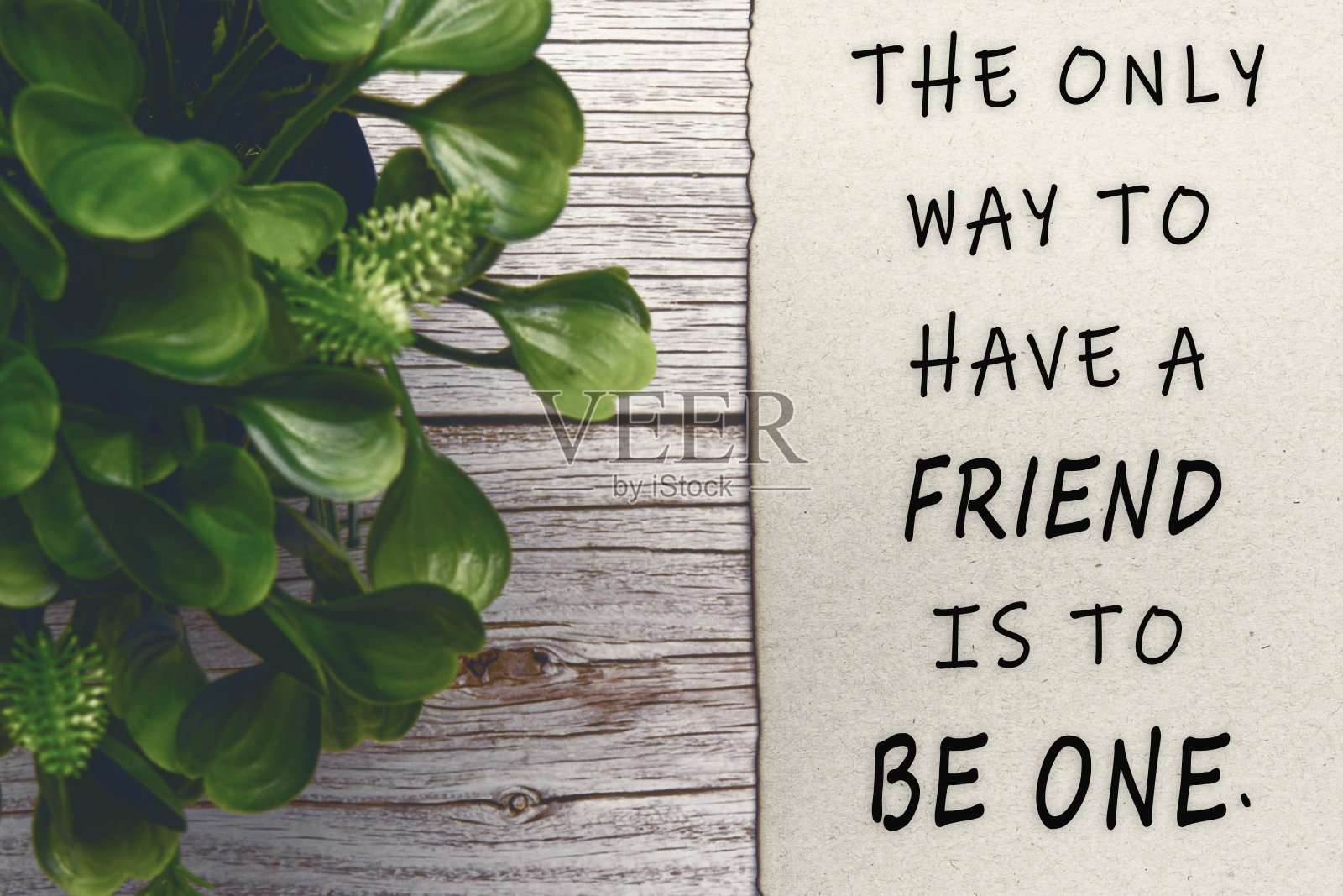 动机和鼓舞人心的报价在烧边牛皮纸上的木制办公桌照片摄影图片