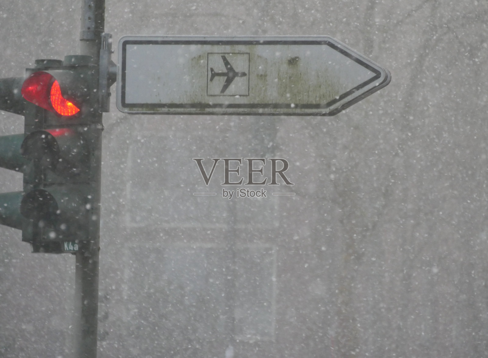 在雪中向机场示意照片摄影图片