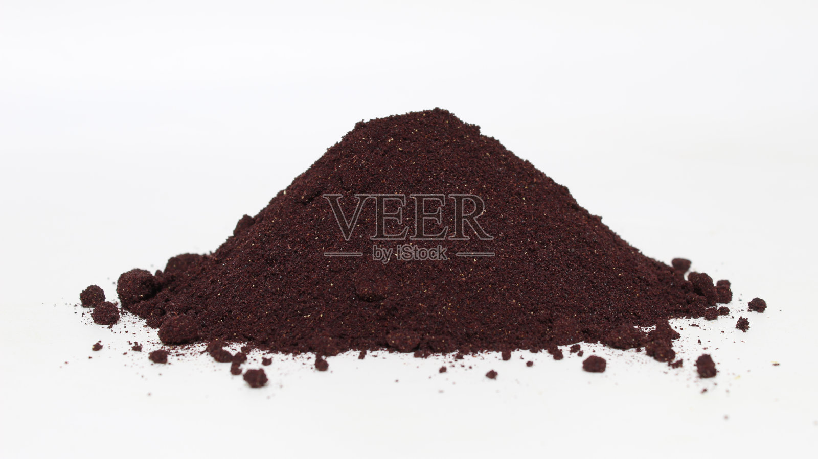 野樱莓粉撒了一小堆。照片摄影图片