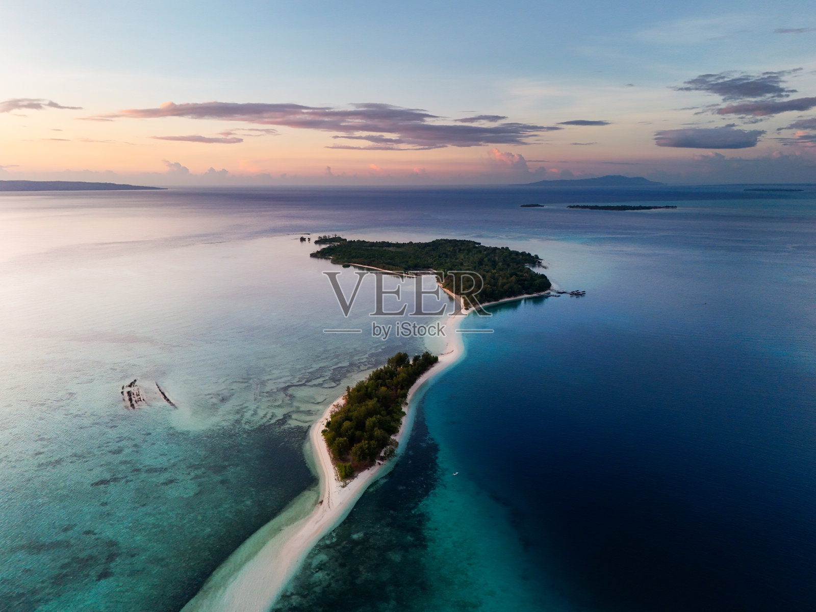 鸟瞰图的Dodola岛位于莫罗泰，摩鹿加群岛，印度尼西亚。照片摄影图片