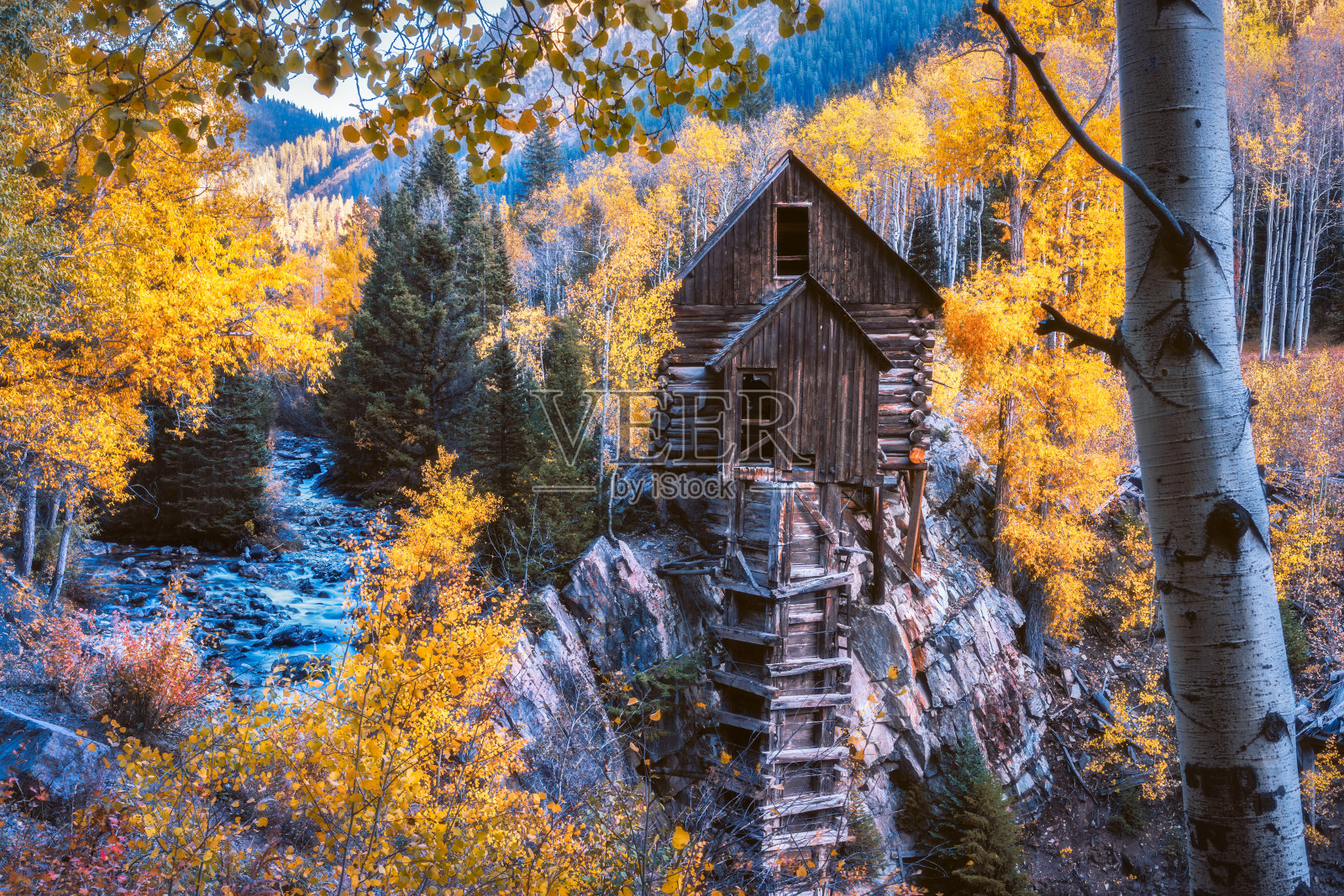 水晶磨坊包裹在秋天的白杨森林在科罗拉多州水晶照片摄影图片