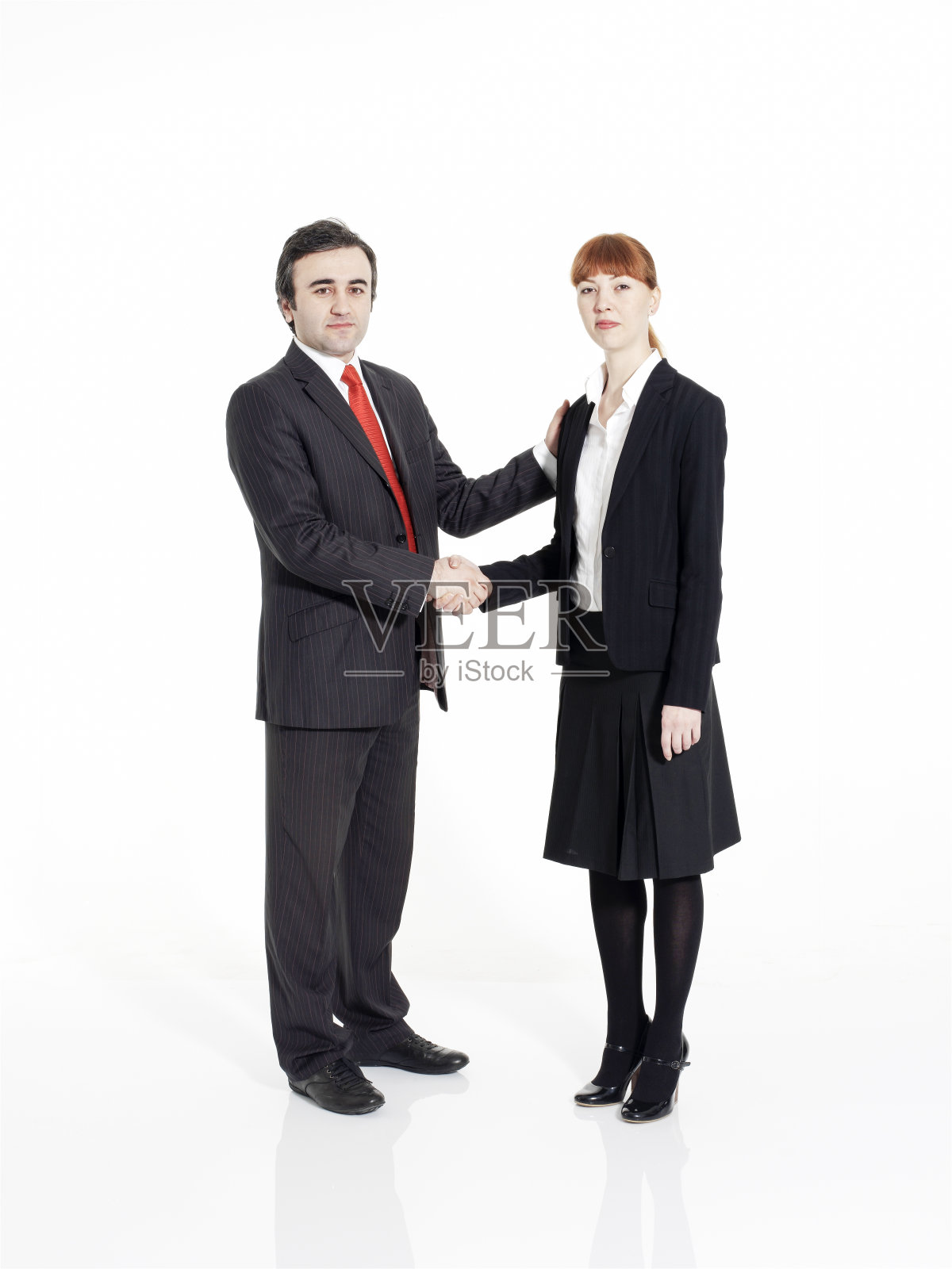 成功、骄傲、快乐的商人站在白色背景上。女商人和商人。与西装。两个人。照片摄影图片