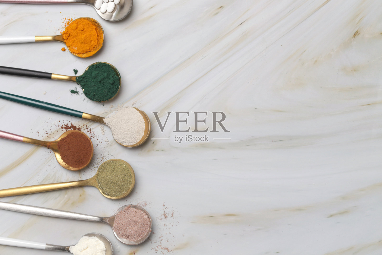 不同类型的健康和美容膳食补充剂-胶原蛋白，维生素，生物素，蛋白质药丸和粉末照片摄影图片