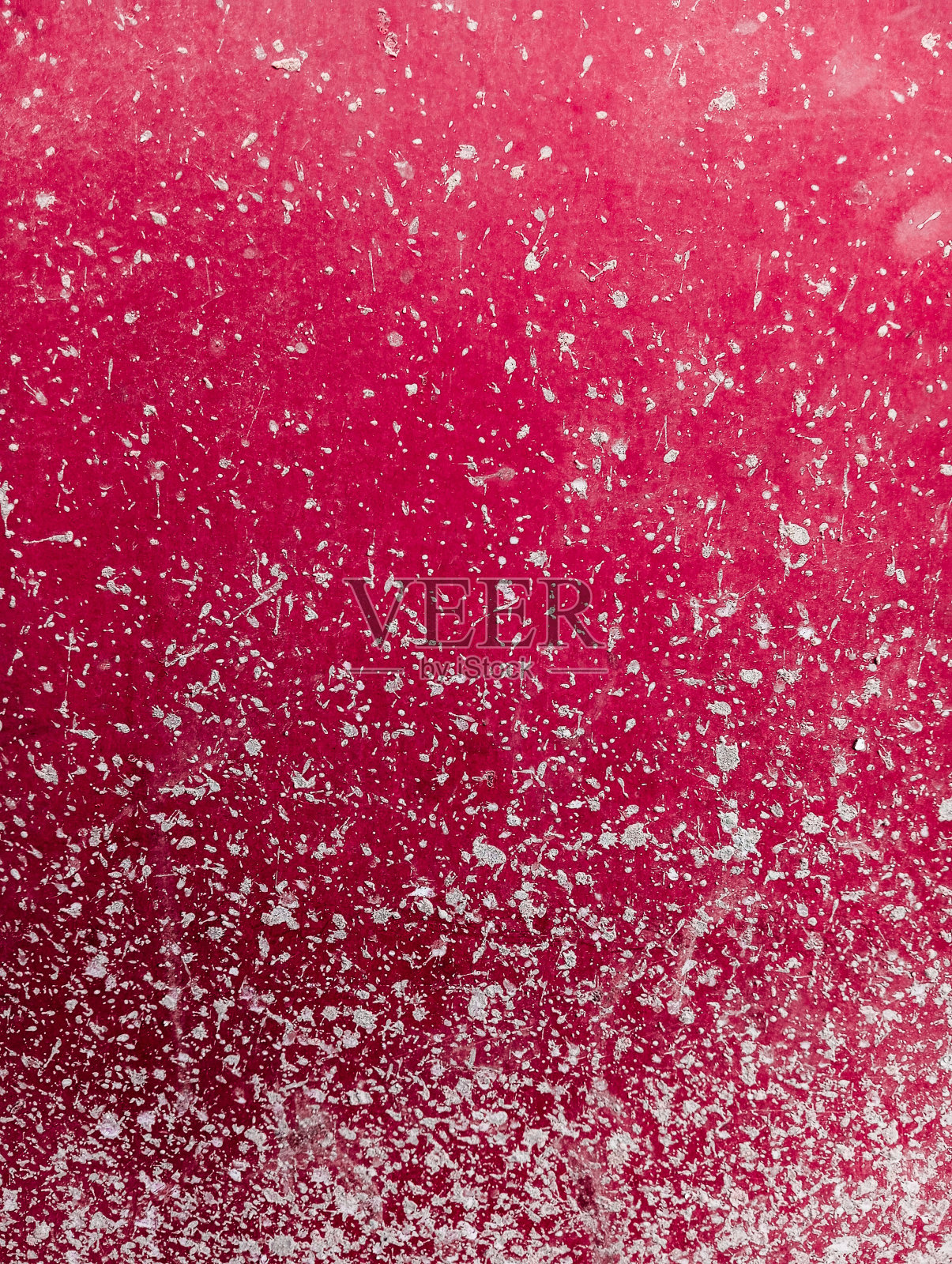 水泥墙被白漆滴染污。白色油漆溅在混凝土水泥墙上。照片摄影图片