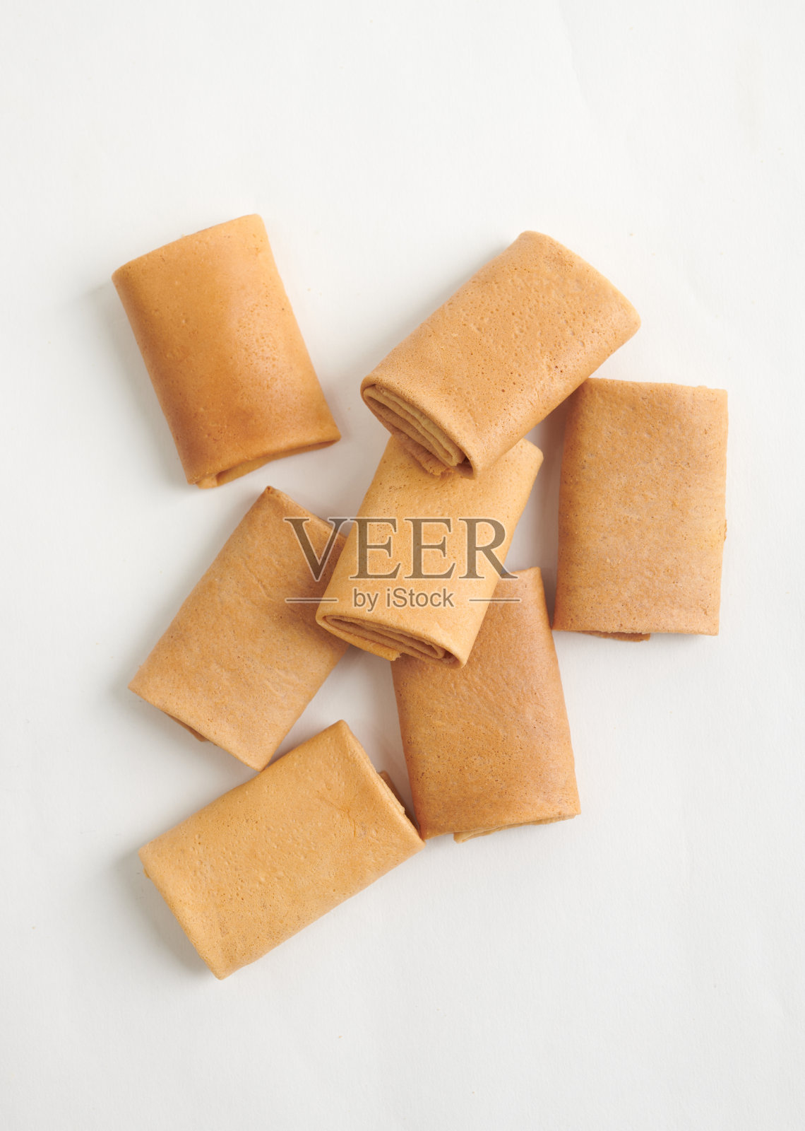 脆脆的华夫饼卷孤立在白色的背景。(俯视图)蛋卷，中国家庭聚会的小吃。照片摄影图片