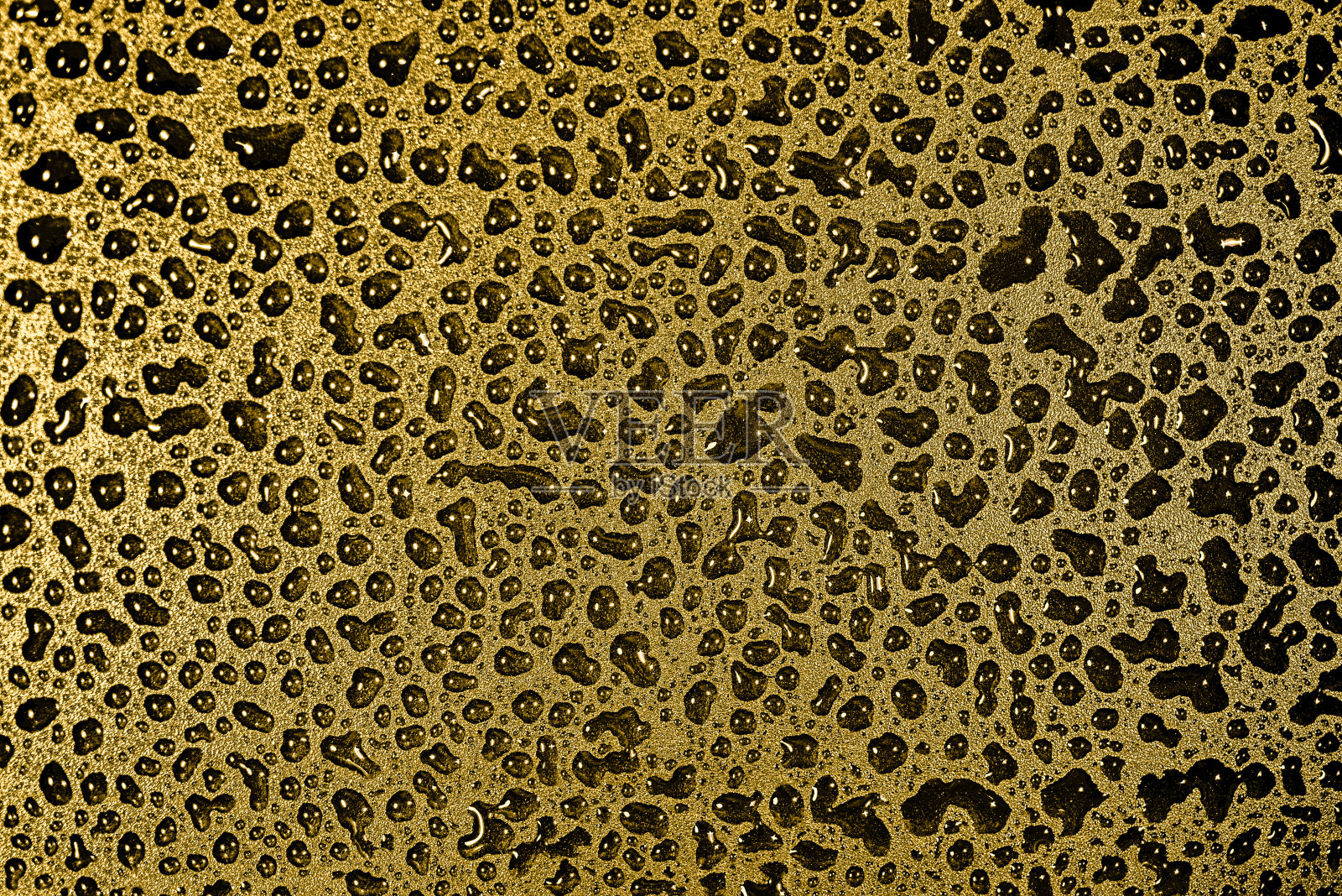 抽象的黑色液体照片在金黄色的背景照片摄影图片