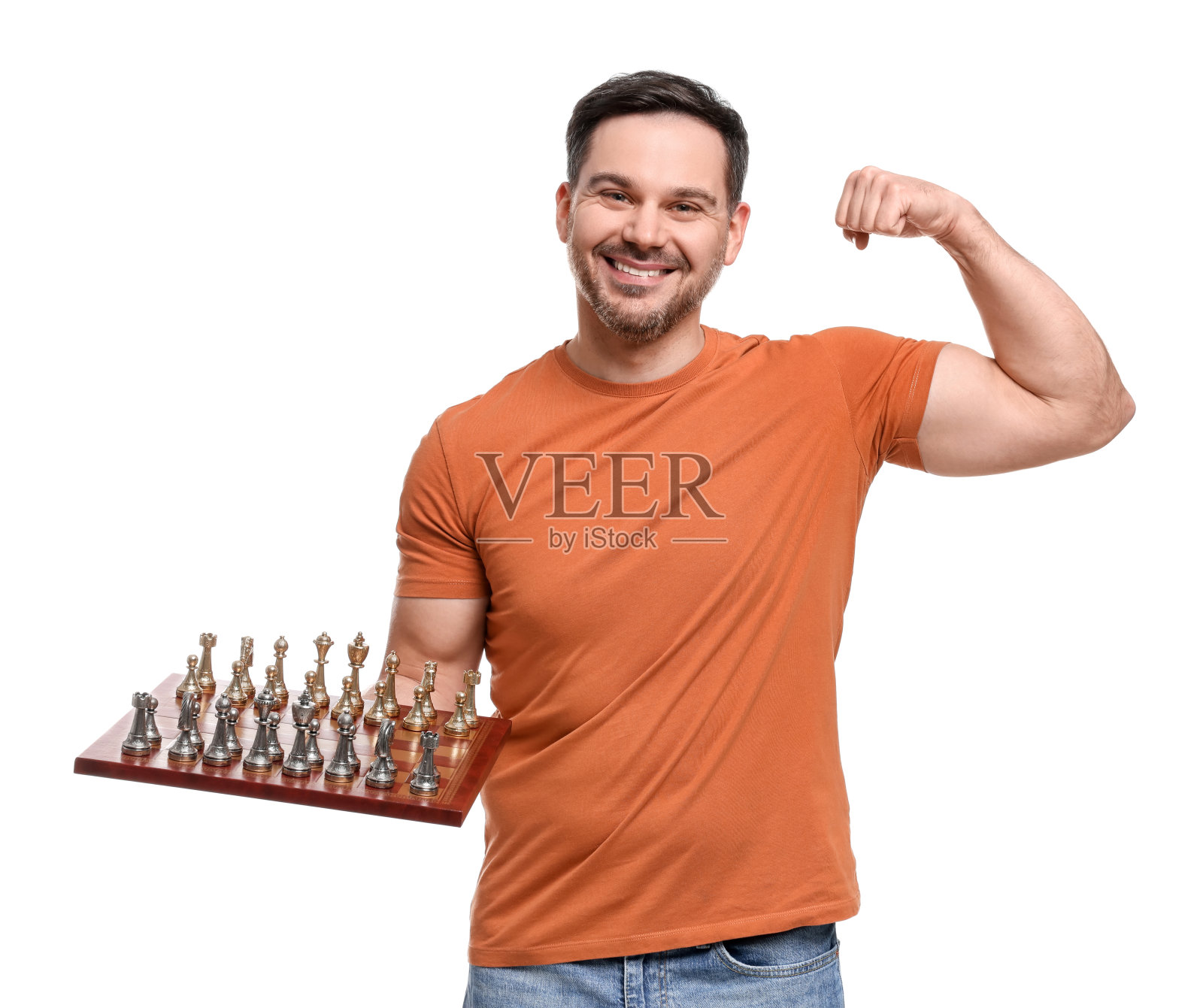一个面带微笑的男人拿着棋盘上的棋子，在白色背景上露出二头肌照片摄影图片