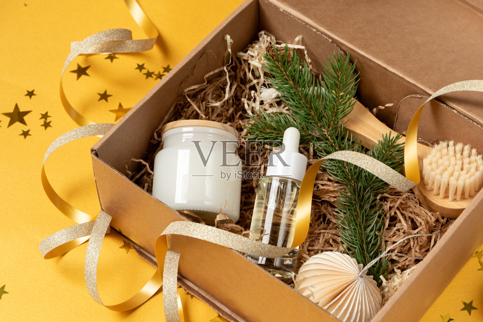 皮肤护理和放松产品在线订购，美容礼品套装精华液，面霜，按摩刷，蜡烛或面霜，眼部睡眠面膜。照片摄影图片