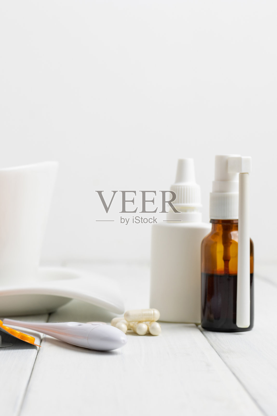 感冒药、药品、体温计、胶囊和药片放在木桌上。保健理念，流感和冠状病毒的家庭治疗照片摄影图片