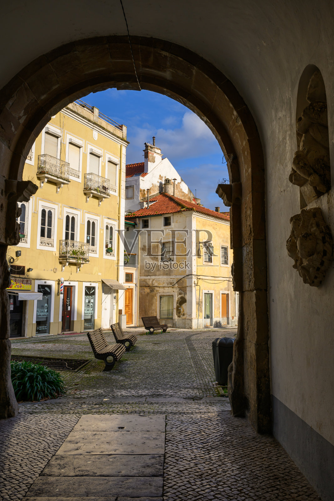 宁静的街道阿尔科巴帕拉在日出，通过圆顶门观看照片摄影图片